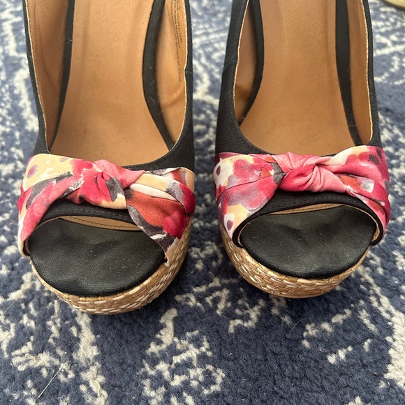 Floral detail wedges - Picture 2 of 6